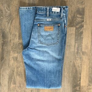 BRAND NEW!! Wrangler High Rise 622 Distressed Blue Jeans, Size 28
